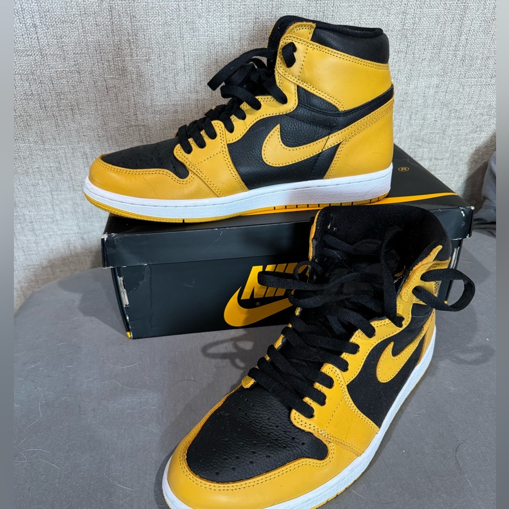 Nike Air Jordan 1 Retro High OG in gold/black/white - size 11 US